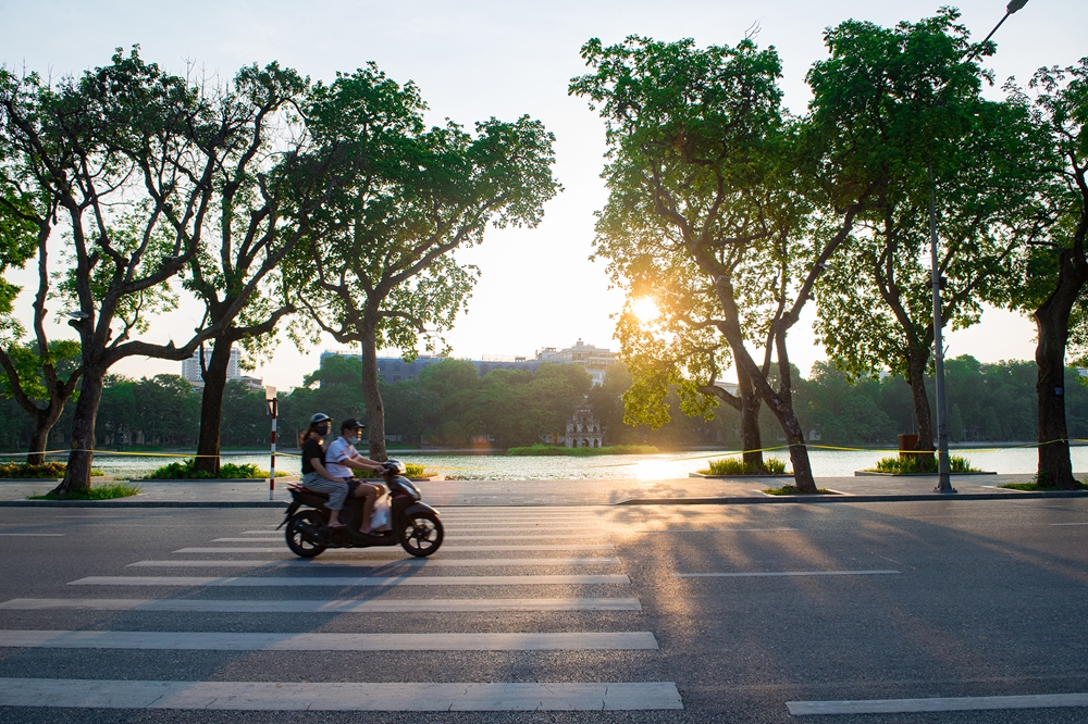 Buổi chiều bên Hồ Hoàn Kiếm.